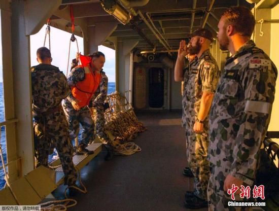 　據(jù)澳大利亞海軍4月11日發(fā)布的圖片顯示，中澳海軍海上聯(lián)合搜尋失聯(lián)客機(jī)。據(jù)悉，澳大利亞總理當(dāng)天表示，澳方執(zhí)行搜尋失聯(lián)客機(jī)任務(wù)的搜救人員已獲知黑匣子的大致位置。