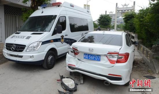  4月28日，福建省福州市閩侯縣發(fā)生一起惡性駕車撞人事件，圖為被撞車輛損毀嚴(yán)重。經(jīng)初查，該肇事男子叫林某新（漢族，37歲，福州長樂人），因婚姻問題，情緒失控，駕車從閩侯縣青口鎮(zhèn)往尚干鎮(zhèn)方向，沿奔馳大道行駛，連續(xù)撞人。中新社發(fā) 劉可耕 攝