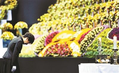 4月29日，韓國(guó)總統(tǒng)樸槿惠為“歲月”號(hào)沉沒客輪死難者默哀圖片/IC