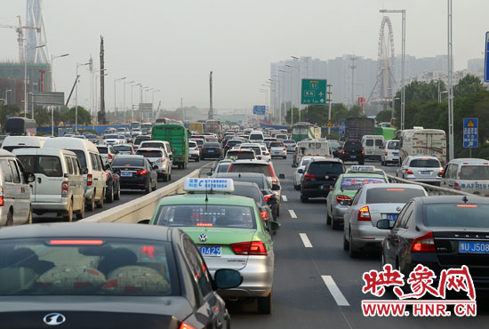 5月1日零時(shí)至3日24時(shí)，全省高速公路安全平穩(wěn)運(yùn)行，累計(jì)車流量440.53萬輛。
