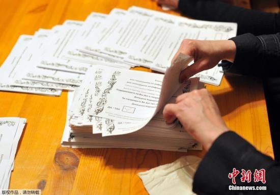　　當(dāng)?shù)貢r(shí)間2014年5月11日，烏克蘭東部地區(qū)選舉工作人員開始公投計(jì)票工作。
