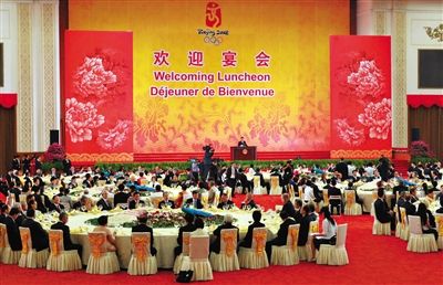 2008年8月8日，胡錦濤夫婦在北京人民大會堂宴會廳為出席北京奧運會的貴賓舉行歡迎宴會。