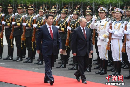 5月20日，中國國家主席習(xí)近平在上海舉行儀式歡迎俄羅斯總統(tǒng)普京訪華。中新社發(fā) 廖攀 攝