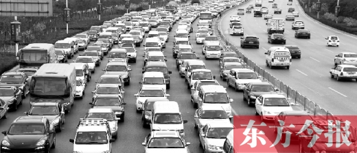 21日，鄭州市中州大道，大量擁堵的汽車將寬寬的道路變成“停車場(chǎng)”