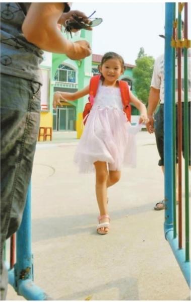 　　昨日，潛江市浩口鎮(zhèn)第三小學已被戒嚴，下午幼兒園學生放學時，一些家長前來接孩子