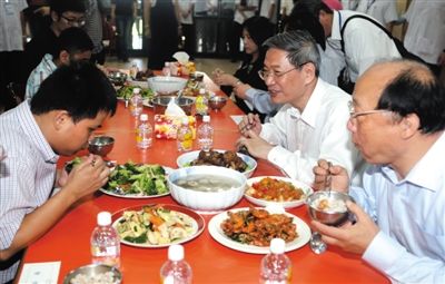 昨日中午，國臺辦主任張志軍（右二）在臺中市長胡志強(qiáng)的陪同下和盲校的孩子共進(jìn)午餐。當(dāng)晚，張志軍結(jié)束訪臺回京。 新華社發(fā)