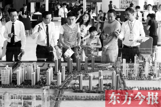 昨天上午，在鄭州市區(qū)一售樓部內，看房的顧客比平時多了不少