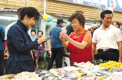 5日，韓國(guó)首爾，韓國(guó)總統(tǒng)樸槿惠在中秋前視察市場(chǎng)，購(gòu)買過節(jié)食品。