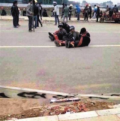 14日，沖突現(xiàn)場(chǎng)，幾名頭戴鋼盔的人被捆綁著。圖/東方IC
