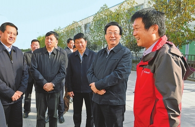 　11月4日下午,省委書記、省人大常委會主任郭庚茂在襄城縣精美鞋業(yè)有限公司調(diào)研。記者 杜小偉/攝