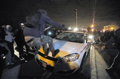 11月24日，圣路易斯市，示威者得知涉案警察被免予起訴消息后表達(dá)不滿?！? width=