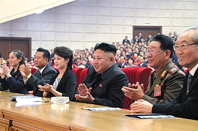 　5月19日，金正恩和夫人李雪主觀看演出，金與正（左一）坐在金正恩右邊第三個位置。