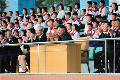 5月2日，金正恩與金與正（前排左二）一起觀看比賽。
