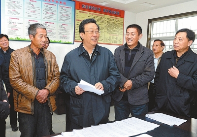 11月25日下午，省委書記、省人大常委會主任郭庚茂在延津縣石婆固鎮(zhèn)集北村與村民親切交談。