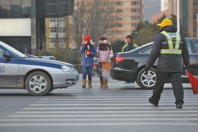 過斑馬線，行人左顧右盼，汽車寸土必爭。