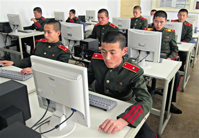 2013年4月18日，朝鮮平壤，士兵學(xué)習(xí)使用電腦。