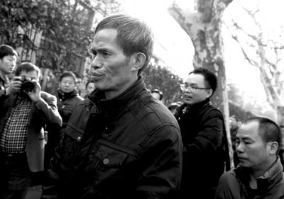 被告人林森浩的父親林尊耀準(zhǔn)備進(jìn)入法院。