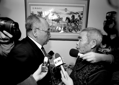 15日，內(nèi)蒙古高院副院長(zhǎng)趙建平（左）帶隊(duì)向呼格吉勒?qǐng)D父母送達(dá)再審法律文書。