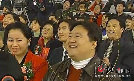 該名男子連續(xù)多年在春節(jié)晚會中出現(xiàn)，被網(wǎng)友稱為“十年最牛笑臉哥”。