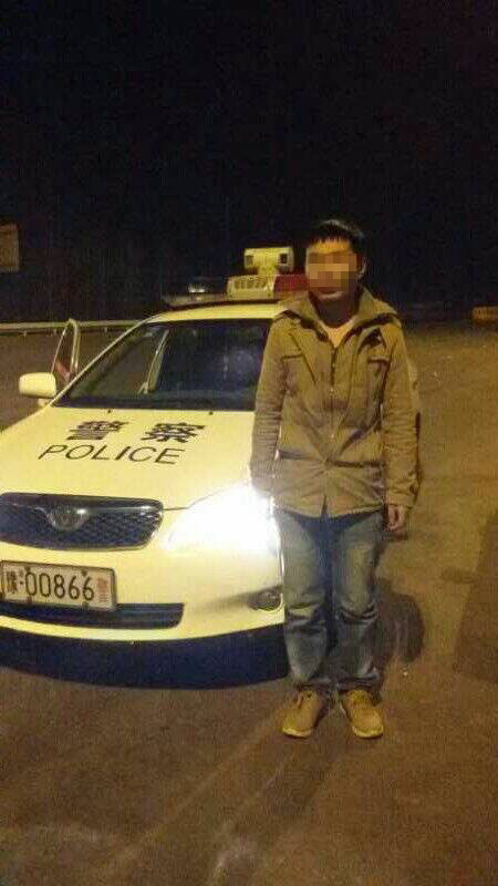 男子被父親拋棄后，在高速交警的幫助下才得以回家。