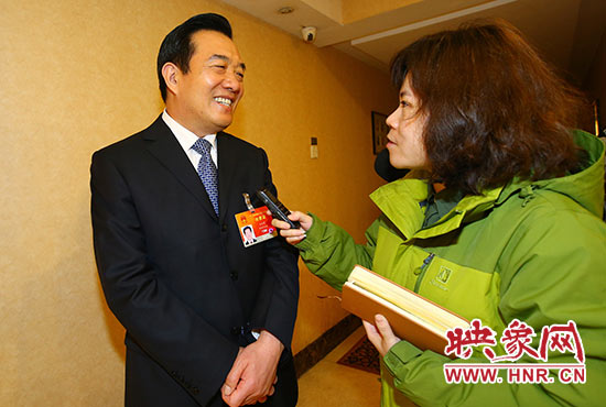全國(guó)人大代表、省人大常委會(huì)委員、鄭州市人大常委會(huì)主任、黨組書(shū)記白紅戰(zhàn)接受采訪。