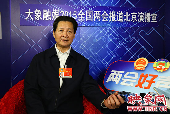在全國(guó)政協(xié)委員、河南大學(xué)校長(zhǎng)婁源功接受采訪。