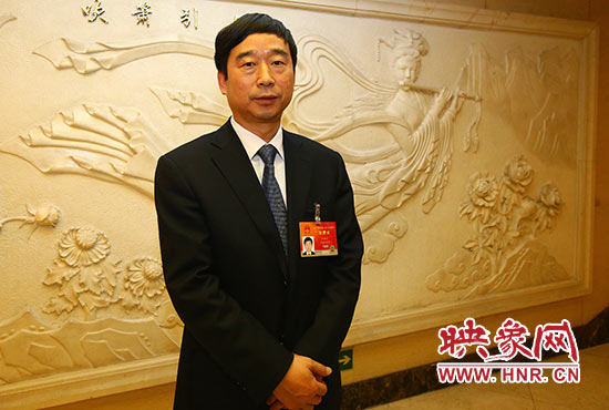 全國(guó)人大代表、信陽(yáng)市委副書(shū)記、市長(zhǎng)喬新江表示，信陽(yáng)明港機(jī)場(chǎng)將成為鄭州航空港區(qū)有效補(bǔ)充。