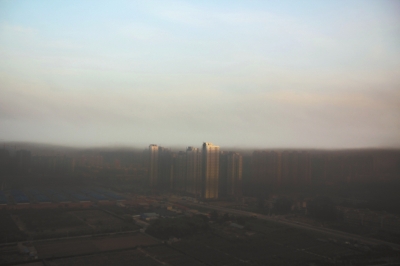 鄭州遇“平流霧”，上空晴朗，城市被黑霧籠罩