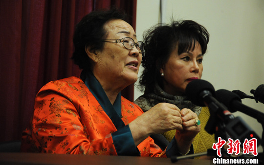 圖為慰安婦受害者李容洙（Lee Yong Soo。圖左）發(fā)表講話，要求安倍正式道歉。