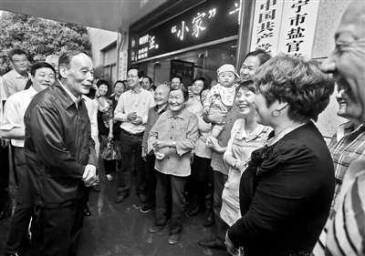 5月8日，王岐山與海寧市鹽官鎮(zhèn)桃園村黨委班子成員、老黨員和群眾親切交流供圖/新華社