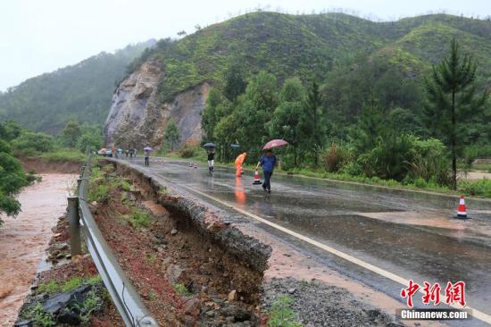 圖為5月19日，江西贛州石城縣珠坑鄉(xiāng)塘臺(tái)村通往福建寧化縣的公路出現(xiàn)塌方。陳小強(qiáng) 攝