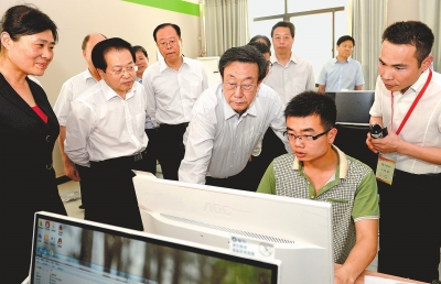 　　5月22日，省委書記、省人大常委會主任郭庚茂在河南網(wǎng)商園調(diào)研。記者杜小偉攝