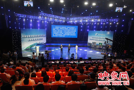 16日上午，河南電視臺1500平米演播廳內(nèi)座無虛席。