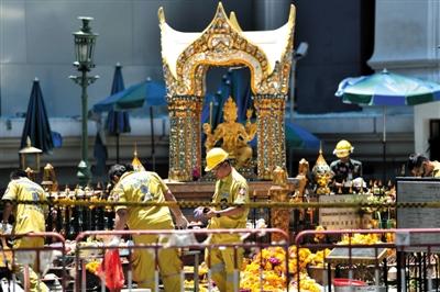 18日，泰國曼谷四面佛前，救援人員在爆炸現(xiàn)場進(jìn)行清理。四面佛附近17日晚發(fā)生爆炸，造成6名中國公民死亡，20余人受傷。