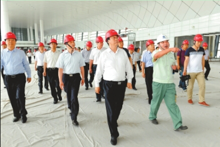 8月31日上午，郭庚茂謝伏瞻等察看鄭州機(jī)場二期工程建設(shè)情況。