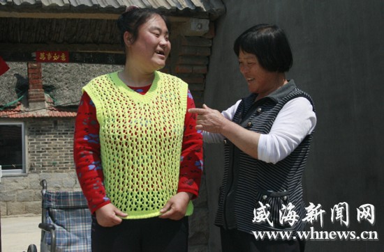 王炳鳳正在陪女兒鍛煉。記者 李偉 攝