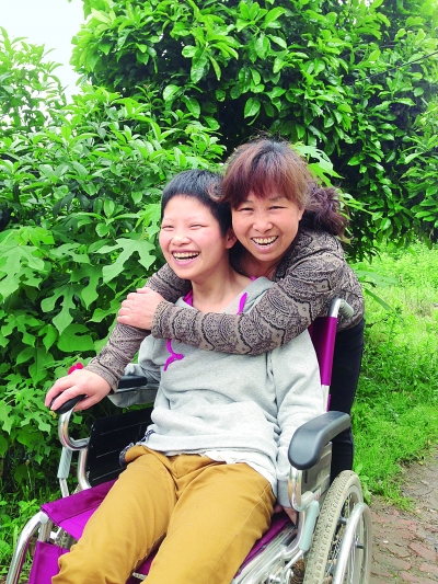 黃揚(yáng)和母親許秀梅在陽光下好開心。（黃珊攝）