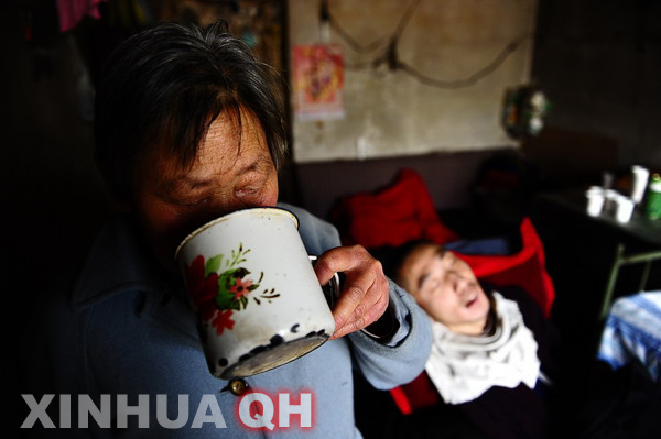 3月29日，楊林睡著了，母親邵秀景喝上一口水。