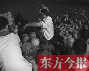 昨日凌晨，鄭州街頭，眾多愛心市民幫瓜農(nóng)撿拾西瓜
