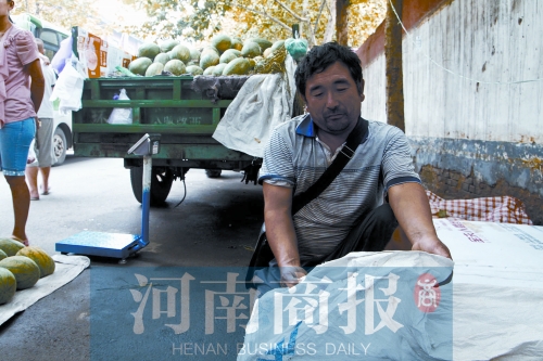 錢包就裝在這個(gè)編織袋里，枕在老陳頭下，沒想到還是被偷走了 實(shí)習(xí)生 唐韜/攝