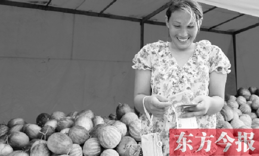 昨日，開封瓜農(nóng)史瑩瑩幸福地數(shù)著賣瓜錢