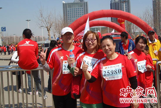 2010年，劉小琴（中）組織殘疾人朋友第一次參加鄭開馬拉松賽。