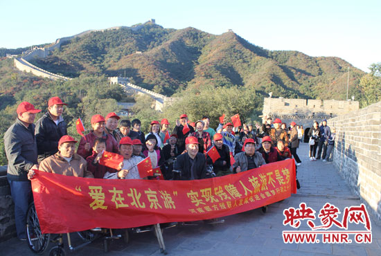 旅游對于殘疾人朋友來說比正常人要困難許多，2011年，劉小琴帶領殘障朋友登上了長城。