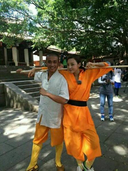 這些參加節(jié)目的女星當(dāng)中既有歌手，又有演員，都是時(shí)尚年輕且受歡迎的女星。