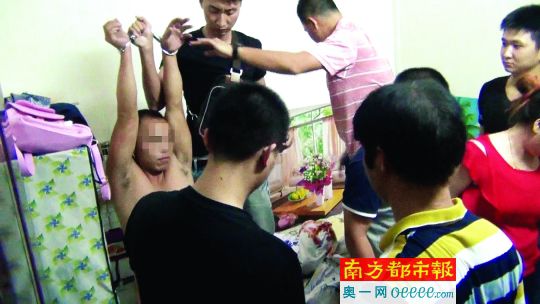 警方破門抓捕時，販毒嫌疑人未某洪正躺在床上吸毒、嫖娼。
