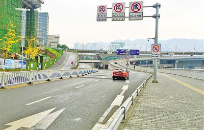 12月18日，本報(bào)記者駕車經(jīng)過(guò)江北嘴千廝門大橋匝道附近道路和財(cái)信廣場(chǎng)旁支路體驗(yàn)時(shí)，收音機(jī)里能聽到神秘的路況提示音。本報(bào)記者