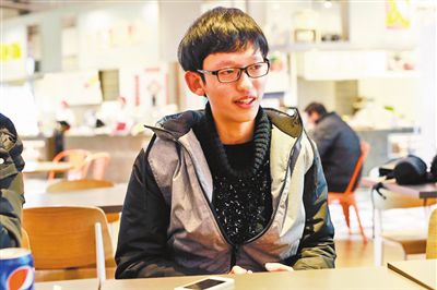 何琦驍收到了紐約大學(xué)阿布扎比分校的錄取通知書。記者 許恢毅 攝