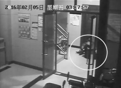 小區(qū)監(jiān)控視頻截圖，兩人一坐一跪竟聊了十多分鐘。