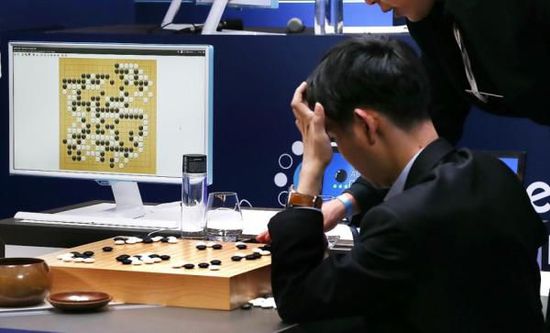 復(fù)盤階段李世石也在不停撓頭。