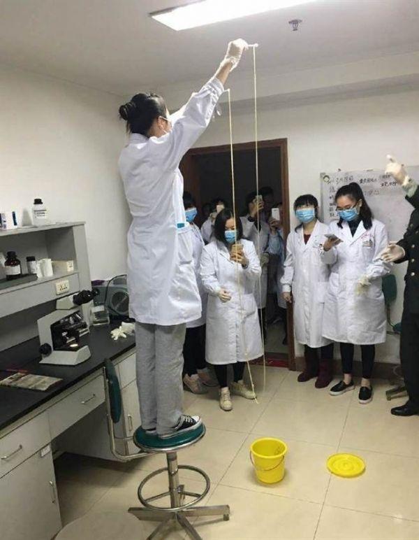 愛吃生肉惹的禍！男子體內取出5米長寄生蟲(圖)
